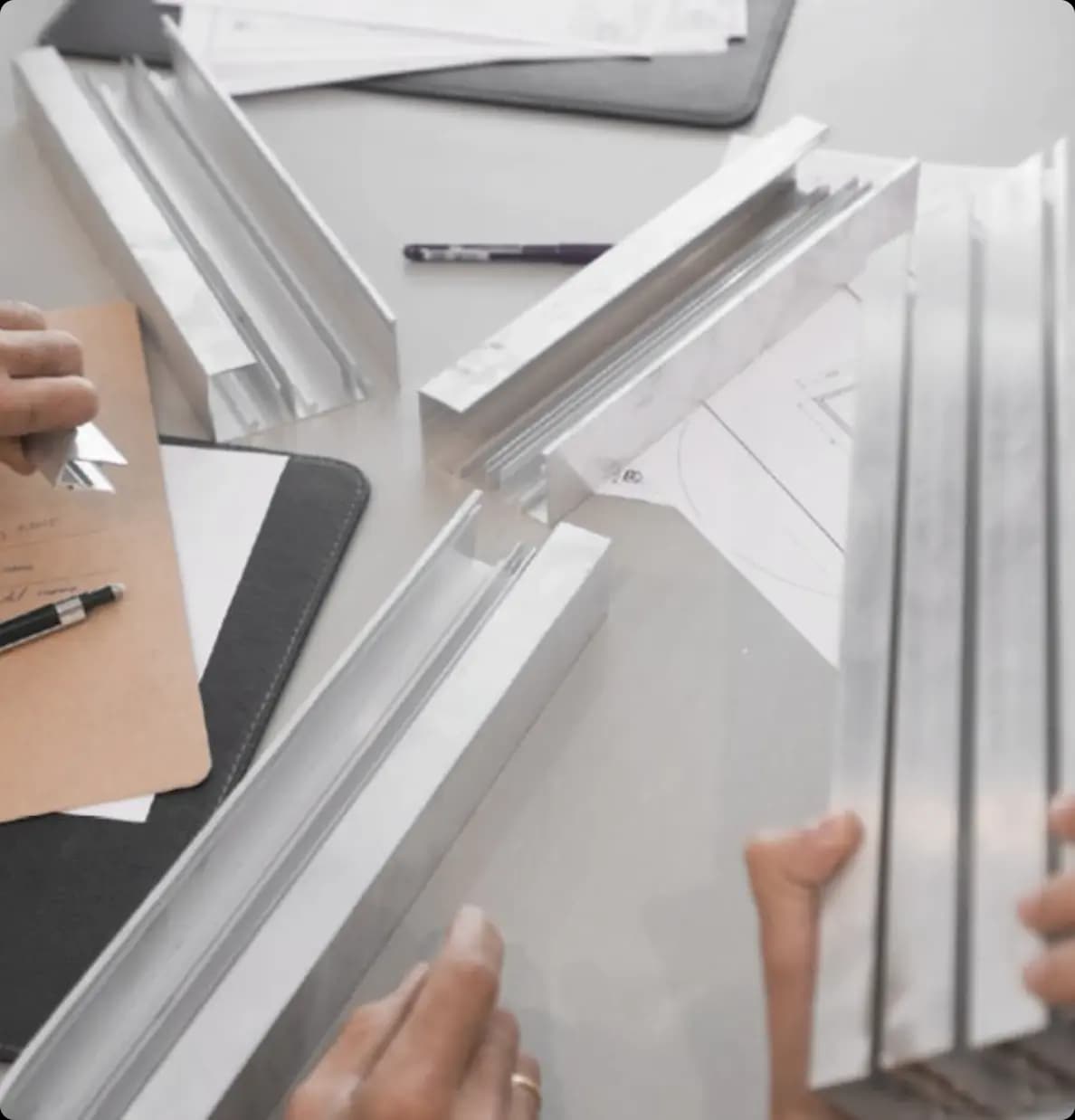 Mesa de trabajo con perfiles de aluminio