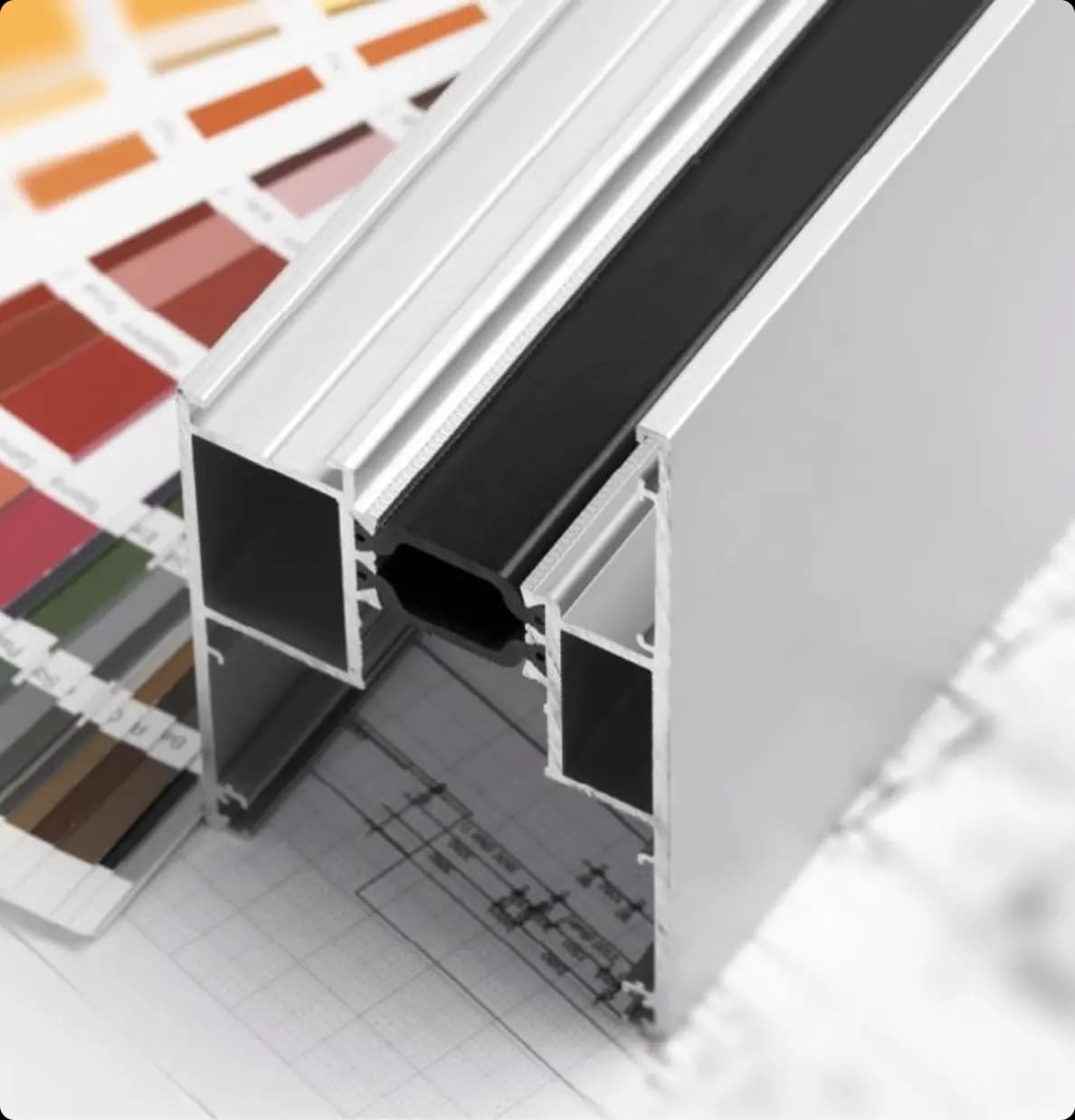 RAL de colores junto con un perfil de aluminio sobre un plano